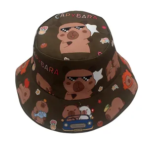 Brauner Kinder Fischerhut mit süßem Capybara-Cartoon-Muster und Good Luck Aufdruck