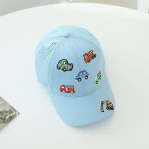 Broderie détaillée de véhicules de dessin animé sur casquette de baseball en maille bleue