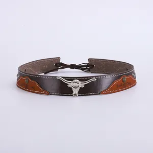 Détail d'un bandeau de chapeau western avec crâne longhorn argenté et couture blanche