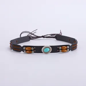 Détail d'un ruban de chapeau bohème avec pendentif turquoise, perles de bois et cuir