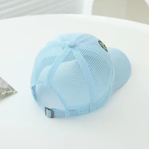 Détail du tissu en maille respirant et de la boucle réglable sur la casquette bleue enfant