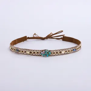Détail d'un ruban de chapeau tissé à la main bohème avec pierres colorées et turquoise
