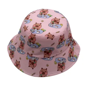 Detailansicht eines rosa Baumwoll-Anglerhuts mit allover Cartoon-Wasserschwein-Druck