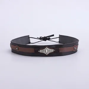 Détail de bandeau de chapeau en cuir vintage avec gravure en métal argenté et clous