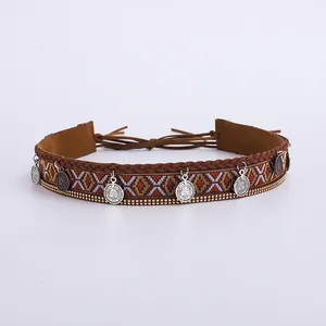Ceinture bohème avec broderie ethnique, bordure tressée et breloques de pièces vintage