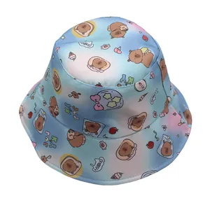 Detail eines rosa-blau verlaufenden Anglerhutes mit süßen Cartoon-Prints und sauberen Nähten