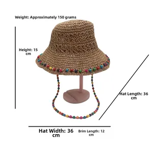 Détail du chapeau de paille avec perles colorées et dimensions: largeur 36cm, bord 12cm