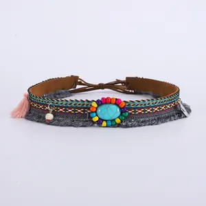 Détail d'un bandeau de chapeau cowboy style ethnique avec pierre turquoise et perles