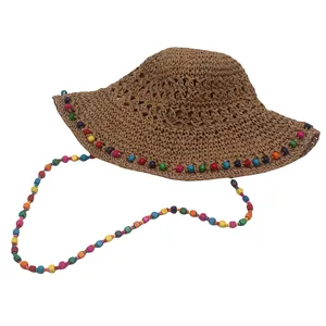 Chapeau de soleil bohème à large bord avec perles colorées et cordon pour la plage