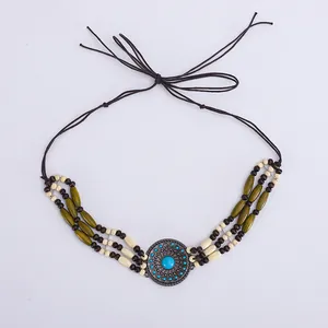 Détail de la bande de chapeau ethnique avec pierre turquoise bleue et perles en bois