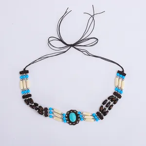 Détail d'un ruban de chapeau bohème avec perles turquoise et liens ethniques tressés