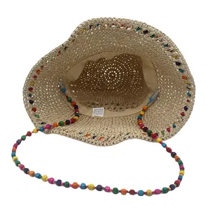 Détail de perles colorées sur chapeau de paille avec étiquette 100% papier et bandeau