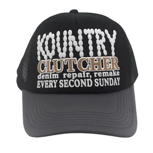 Detail der schwarzen Trucker-Cap mit KOUNTRY-Aufdruck und atmungsaktivem Mesh-Einsatz
