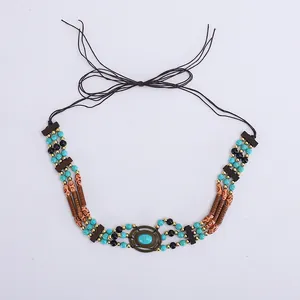 Détail d'un ruban de chapeau ethnique avec pierres turquoises et accents métalliques