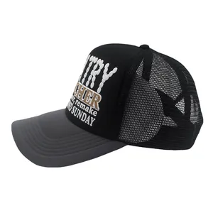 Detailseitenansicht einer schwarzen Trucker-Mütze mit Netzrücken und Vintage-Schrift
