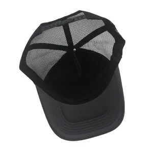 Innenansicht der schwarzen Mesh-Trucker-Cap mit verstellbarem Snapback-Verschluss