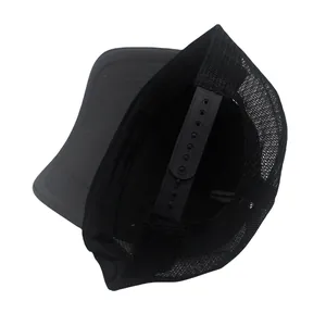 Detail des verstellbaren Snapback-Verschlusses der schwarzen Mesh-Trucker-Cap mit Netz