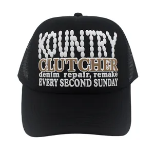 Detailansicht der schwarzen Trucker-Mütze mit Kountry Clutcher Vintage-Buchstabendruck