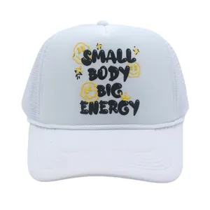 Detail der weißen Trucker-Mütze mit Netzrücken und Small Body Big Energy Grafikprint