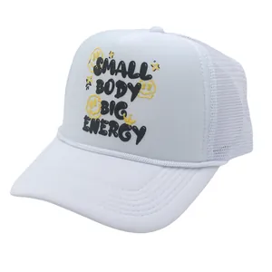Nahaufnahme der weißen Trucker-Mütze mit Mesh-Rückseite und Small Body Big Energy Print