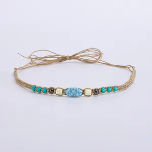 Détail d'un bandeau de chapeau ethnique fait main avec turquoise et perles colorées