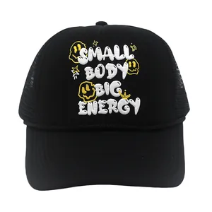 Detail von Puff-Druck-Text und Smiley-Gesicht auf der Mesh-Trucker-Kappe in Schwarz