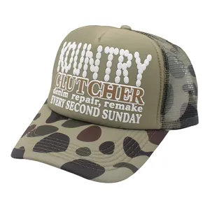 Armeegrüne Trucker-Mütze mit Schaumstoffdruck und Camouflage-Netz auf weißem Hintergrund