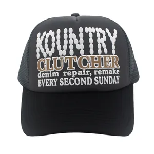 Vorderansicht der schwarz-grauen Trucker-Mütze mit Vintage-Schriftzug und Mesh-Einsatz