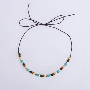Détail du ruban de chapeau ethnique avec perles de turquoise et bois de style bohème