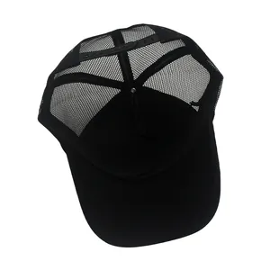 Detailansicht der atmungsaktiven Mesh-Rückseite und des verstellbaren Snapback-Verschlusses