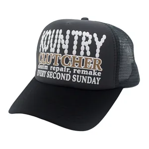 Dunkelgraue und schwarze Trucker-Kappe mit Kountry-Buchstabendruck und Netzgewebe