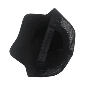 Details des verstellbaren Snapback-Verschlusses und des Netzes der Trucker-Cap
