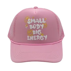 Detail der pinkfarbenen Trucker-Mütze mit SMALL BODY BIG ENERGY Aufdruck und Mesh-Einsatz