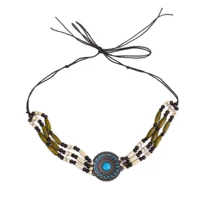 Bande de chapeau de cowboy ethnique avec disque en métal turquoise sur fond blanc