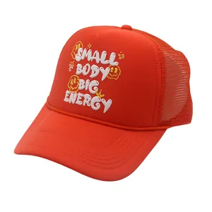 Rote Trucker Cap mit SMALL BODY BIG ENERGY Aufdruck und atmungsaktivem Mesh-Netzgewebe