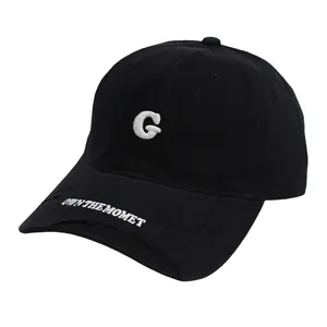 Vintage zwarte baseballpet met geborduurde letter G en een rand met distressed-look