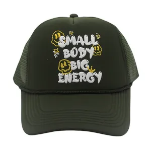 Detail der SMALL BODY BIG ENERGY Stickerei auf der grünen Mesh-Trucker-Kappe