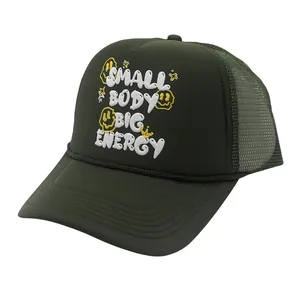 Dunkelgrüner Trucker Hat mit Small Body Big Energy Schaumdruck und Smiley-Grafik