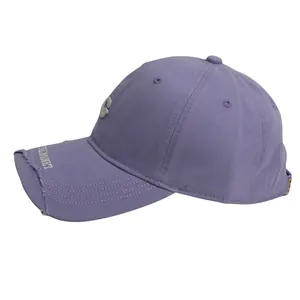 Detail van distressed paarse baseballcap met C-letter patch en wit borduurwerk