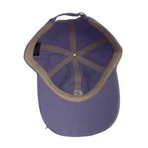 Detail van de paarse katoenen baseballpet met versterkte naden en borduursel