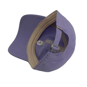 Detail van paarse baseballpet met zweetband, metalen gesp en geborduurd logo