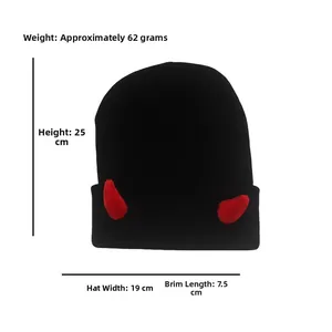 Détail du bonnet noir à cornes de diable dimensions 25cm de hauteur et 19cm de largeur