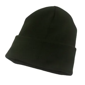 Vista detallada del gorro de punto verde oscuro con diseño doblado y textura de canalé