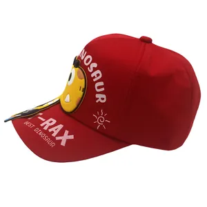 Dettaglio del cappellino rosso da baseball per bambini con patch dinosauro e ricamo