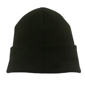 Detalle del gorro de punto negro de doble capa con textura fina y puño ancho doblado
