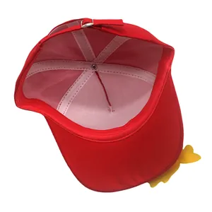 Dettaglio interno cappellino rosso con fodera in rete bianca e fibbia in metallo