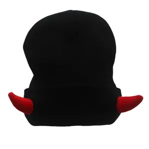 Bonnet noir en tricot avec cornes de diable rouges et bord replié pour Halloween