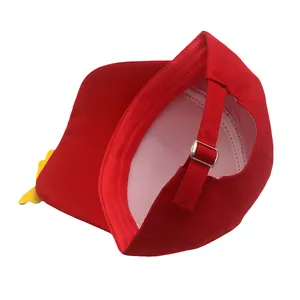 Dettaglio del cappellino rosso con fodera bianca e fibbia in metallo argentato regolabile