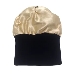 Detalle del forro de satén dorado y borde de punto negro en un gorro de punto de invierno