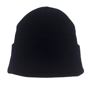 Detalle del tejido de punto fino y el borde doblado del gorro cálido de invierno